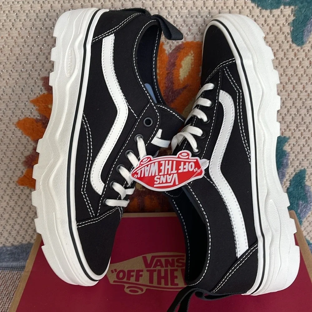 Vans Men’s Sentry Old Skool (Canvas) Black/Marshmallow
VN0A5KR3VQE
Sneakers - Picture 13 of 16